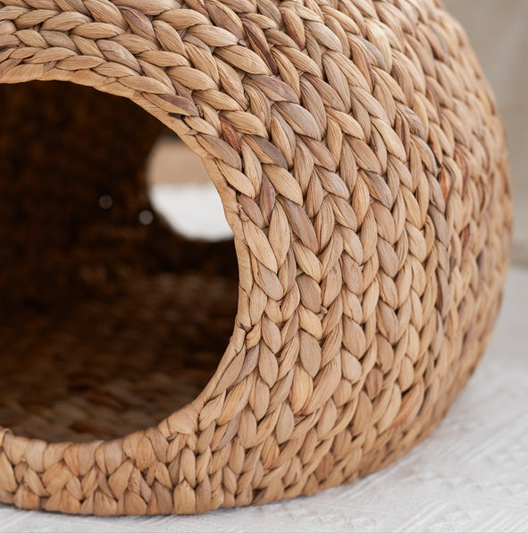 Gertrude Woven Water Hyacinth Cat Bed – Natural Rattan Design with Handle
